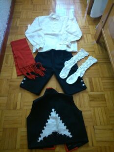 Este traje de niño de Danza Castellana está prácticamente nuevo y se ofrece a un precio de 250 euros. Incluye camisa, pantalones, un chal rojo y calcetas. Ideal para festivales o eventos culturales.