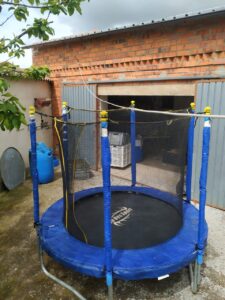 Cama elástica de 2 metros de diámetro en un jardín