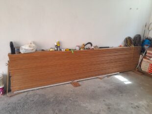 Esta imagen muestra una tarima de madera de color claro compuesta por 37 listones de 3,7 m de largo y 15 cm de ancho. Es perfecta para proyectos de renovación de interiores. Contáctanos para más información.