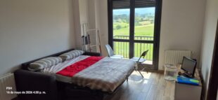 Este apartamento en Suances cuenta con una habitación, cocina amueblada y garaje. Perfecto para disfrutar de la tranquilidad del campo. Disponible en junio por 800 euros y 250 euros por semana en julio, agosto y septiembre.