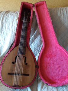 Laúd José Ramírez de 1930 en estuche rosa