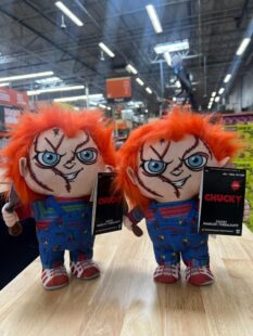 En la imagen se pueden ver dos muñecos de Chucky, el famoso personaje de terror. Ambos muñecos tienen cabello naranja y están vestidos con overoles de rayas. Están etiquetados y listos para la venta en una tienda, lo que los convierte en un artículo atractivo para los coleccionistas y fanáticos del cine de terror.