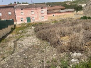 Parcela de 458 m2 ubicada en el núcleo urbano de Valdespina, a solo 18 km de Palencia. Excelente ubicación, lindando con calle urbana y viviendas habitadas. Entorno tranquilo y consolidado, con buena comunicación por carretera. Ideal para inversión o futura construcción.