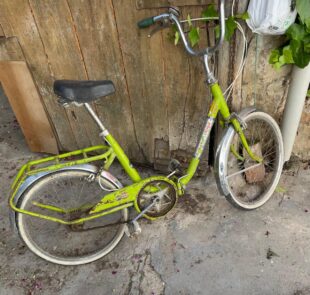 Esta bicicleta plegable de color verde es muy práctica y económica. Su tamaño mediano la hace ideal para el transporte diario. En buen estado, es perfecta para quienes buscan una opción funcional y accesible.