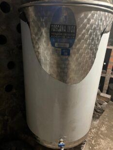 Este contenedor de acero inoxidable de la marca Toscana Inox tiene una capacidad de 300 litros. Es perfecto para el almacenamiento de alimentos y otros líquidos. Su diseño robusto y material de alta calidad garantizan durabilidad y seguridad en su uso.
