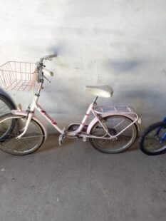 Se vende una bicicleta antigua plegable GAC modelo Geace's, de color rosa claro y con cesta. Ideal para quienes buscan un estilo retro y funcionalidad. Contacto: 662 47 05 30.