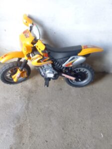Moto de juguete color naranja con detalles en negro