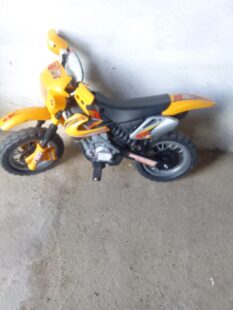 Esta moto de juguete color naranja es un excelente regalo para los más pequeños. Con detalles en negro y un diseño atractivo, es perfecta para fomentar la imaginación y el juego activo. Ideal para usar en interiores o exteriores, proporciona horas de diversión.